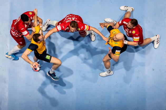 260121 Felix Claar and Oscar Bergendahl of Sweden against Zvonimir Srna, David Mandic and Zlatko Rauzan of Croatia during the EHF European Handball Championship preliminary round match between Sweden and Croatia on January 21, 2026 in Malmö. Photo: Petter Arvidson BILDBYRAN kod PA PA1130 handball handboll handball handbolls-em 2026 sverige sweden croatia kroatien ehf european handball championship bbeng grappa33 Copyright: PETTERxARVIDSON BB260121PA247