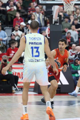 Oscar da Silva (FC Bayern Basketball, 01) mit Darius Thompson (Valencia Basket, 13), GER, FC Bayern Basketball vs. Valencia Basket, Basketball, Euroleague, 24. Spieltag, Saison 2025 2026, 22.01.2026, GER, FC Bayern Basketball vs. Valencia Basket, Basketball, Euroleague, 24. Spieltag, Saison 2025 2026, 22.01.2026 Muenchen Copyright: xEibner-Pressefoto JennixMaulx EP_JML