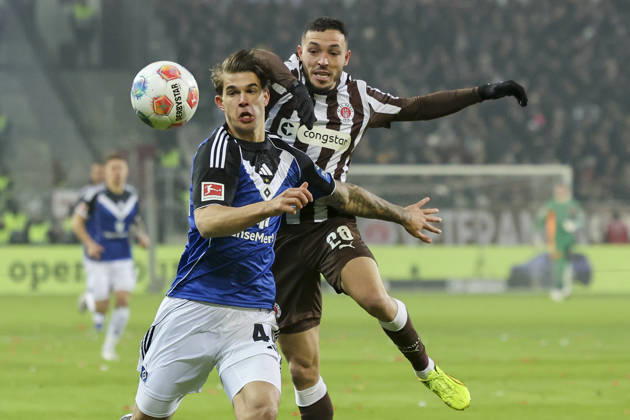 Luka Vuskovic (Hamburger SV) und Mathias Pereira Lage (FC St. Pauli) kaempfen um den Ball, Bundesliga, FC St. Pauli v Hamburger SV, Millerntor-Stadion am 23. January 2026 in Hamburg, Deutschland. (Foto von Marco Steinbrenner DeFodi Images) Luka Vuskovic (Hamburger SV) und Mathias Pereira Lage (FC St. Pauli) battle for the ball, Bundesliga, FC St. Pauli v Hamburger SV, Millerntor-Stadion, January 23, 2026 in Hamburg, Germany. (Photo by Marco Steinbrenner DeFodi Images) DFL regulations prohibit any use of photographs as image sequences and or quasi-video. -