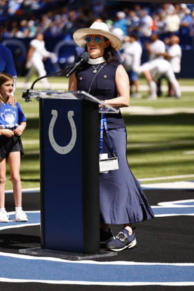 INDIANAPOLIS, IN - SEPTEMBER 07: Indianapolis Colts principal owner and CEO Carlie Irsay-Gordon speaks during her father Jim Irsay™s Ring of Honor induction during half time of the NFL, American Football Herren, USA game between the Miami Dolphins and the Indianapolis Colts on September 07, 2025 at Lucas Oil Stadium in Indianapolis, IN. (Photo by Jeffrey Brown Icon Sportswire) NFL: SEP 07 Dolphins at Colts EDITORIAL USE ONLY Icon090725017