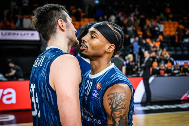 Neu Ulm, Deutschland, 24.01.26: Ryan Miksell (MLP Academics Heidelberg) und Michael Weathers (MLP Academics Heidelberg) gestikuliert, gestik waehrend des Basketball Bundesliga Spiels zwischen ratiopharm ulm vs MLP Academics Heidelberg in der ratiopharm Arena am 24. Januar 2026 in Neu Ulm, Deutschland. (Foto von Harry Langer DeFodi Images) ratiopharm Arena, Germany, 24.01.26: Ryan Miksell (MLP Academics Heidelberg) und Michael Weathers (MLP Academics Heidelberg) gestures during the Basketball Bundesliga match between ratiopharm ulm vs MLP Academics Heidelberg at Neu Ulm on January 24, 2026 in ratiopharm Arena, Germany. (Photo by Harry Langer DeFodi Images) (Photo by Harry Langer DeFodi Images) -