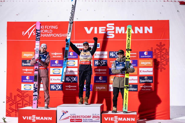 OBERSTDORF, DEUTSCHLAND: FIS Skiflug Weltmeisterschaft 2026: Wertungsdurchgang HS 235 am 24.01.2026 auf der Heini-Klopfer-Skiflugschanze in Oberstdorf. Siegerpräsentation: v.l. Marius Lindvik aus Norwegen (2. Platz), Domen Prevc aus Slowenien (1. Platz), Ren Nikaido aus Japan (3. Platz) im Auslauf.