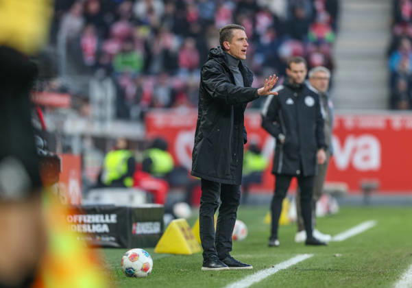 GER, Mainz, FSV Mainz 05 vs VfL Wolfsburg, Bundesliga, Fussball, DFB, Spielzeit 2025 2026, MEWA Arena, 19. Spieltag im Bild: Daniel Bauer (Trainer Vfl Wolfsburg) DFB DFL REGULATIONS PROHIBIT ANY USE OF PHOTOGRAPHS AS IMAGE SEQUENCES AND OR QUASI-VIDEO, 24.01.2025 Copyright: HMBxMedia HendrikxHamelau