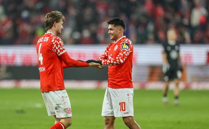 GER, Mainz, FSV Mainz 05 vs VfL Wolfsburg, Bundesliga, Fussball, DFB, Spielzeit 2025 2026, MEWA Arena, 19. Spieltag im Bild: Freude und Emotionen nach dem Sieg, Stefan Posch (FSV Mainz 05 4) und Nadiem Amiri (1. FSV Mainz 05 10) DFB DFL REGULATIONS PROHIBIT ANY USE OF PHOTOGRAPHS AS IMAGE SEQUENCES AND OR QUASI-VIDEO, 24.01.2025 Copyright: HMBxMedia HendrikxHamelau