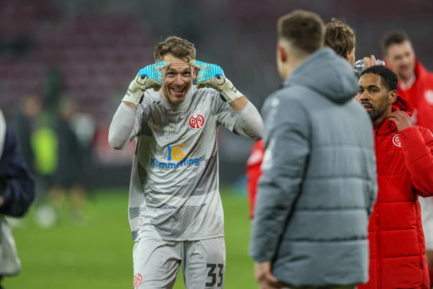 GER, Mainz, FSV Mainz 05 vs VfL Wolfsburg, Bundesliga, Fussball, DFB, Spielzeit 2025 2026, MEWA Arena, 19. Spieltag im Bild: Daniel Batz (1. FSV Mainz 05 33), Freude und Emotionen nach dem Sieg DFB DFL REGULATIONS PROHIBIT ANY USE OF PHOTOGRAPHS AS IMAGE SEQUENCES AND OR QUASI-VIDEO, 24.01.2025 Copyright: HMBxMedia HendrikxHamelau