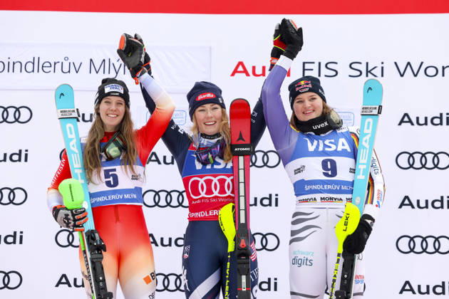 ALPINE SKIING - FIS WC Spindleruv Mlyn SPINDLERUV MLYN,CZECH REPUBLIC,25.JAN.26 - ALPINE SKIING - FIS World Cup, slalom, ladies. Image shows Camille Rast (SUI), Mikaela Shiffrin (USA) and Emma Aicher (GER).  GEPAxpictures xHaraldxSteiner