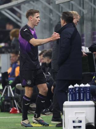 Anderlecht s Danylo Sikan and Anderlecht s head coach Besnik Hasi pictured during a soccer match between RSC Anderlecht and FCV Dender EH, Sunday 25 January 2026 in Brussels, on day 22 of the 2025-2026 Jupiler Pro League first division of the Belgian championship. VIRGINIExLEFOUR x158539923x