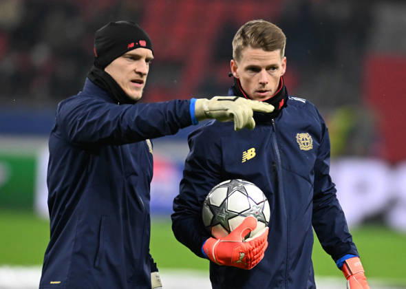 28.01.2025, xophax, Fussball , UEFA Champions League , 2025 2026 , Bayer Leverkusen gegen FC Villarreal. Jonas Omlin (Bayer 04 Leverkusen ) , rechts und Niklas Lomb , link ( Bayer 04 ) Leverkusen