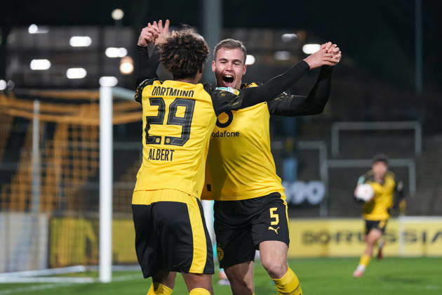 Freitag, 30.01.2026 Saison 2025 2026 20. Spieltag Regionalliga West im Stadion Rote Erde, Dortmund, Germany. BV Borussia Dortmund U23 - Sportfreunde Lotte. Torjubel nach dem 1:1 durch Mario Pejazic (BVB). Mathis Albert (BVB)