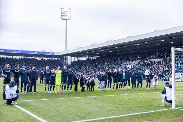 2. Fussball Bundesliga, VfL Bochum - FC Schalke 04; 31.01.2026 Die Spieler des VfL Bochum feiern den Sieg mit den Fans vor der Kurve 2. Fussball Bundesliga, VfL Bochum - FC Schalke 04, Bochum, VONONVIA Ruhrstadion, 31.01.2026 DFL REGULATIONS PROHIBIT ANY USE OF PHOTOGRAPHS AS IMAGE SEQUENCES AND OR QUASI-VIDEO. Copyright: xBEAUTIFULxSPORTS Wunderlx