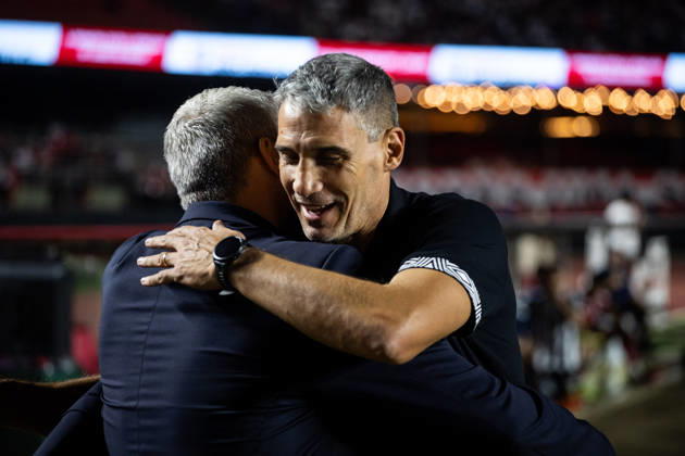 São Paulo x Santos SaO PAULO, SP - 31.01.2026: SaO PAULO X SANTOS - Juan Pablo Vojvoda and Hernan Crespo greet each other during the match between Sao Paulo and Santos, valid for the 6th round of the Paulistao, held on Saturday night (31) at MorumBIS in Sao Paulo, SP. (Photo: Rodilei Morais Fotoarena) x2877059x RodileixMorais