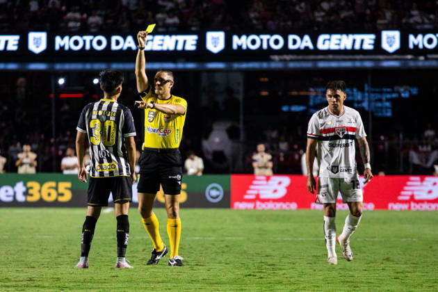 São Paulo x Santos SaO PAULO, SP - 31.01.2026: SaO PAULO X SANTOS - Miguelito receives a yellow card from referee Joao Vitor Gobi during the match between Sao Paulo and Santos, valid for the 6th round of the Paulistao, held on Saturday night (31) at MorumBIS in Sao Paulo, SP. (Photo: Rodilei Morais Fotoarena) x2877155x RodileixMorais