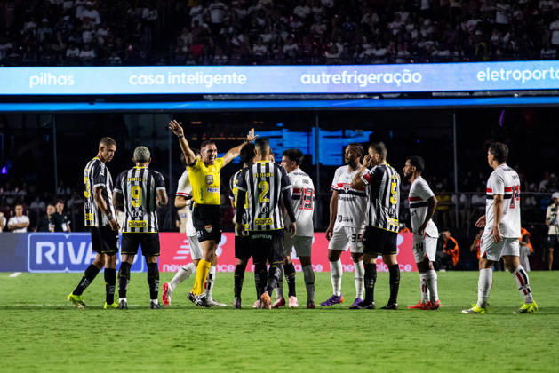 São Paulo x Santos SaO PAULO, SP - 31.01.2026: SaO PAULO X SANTOS - Discussion between players during the match between Sao Paulo and Santos, valid for the 6th round of the Paulistao, held on Saturday night (31) at MorumBIS in Sao Paulo, SP. (Photo: Rodilei Morais Fotoarena) x2877170x RodileixMorais