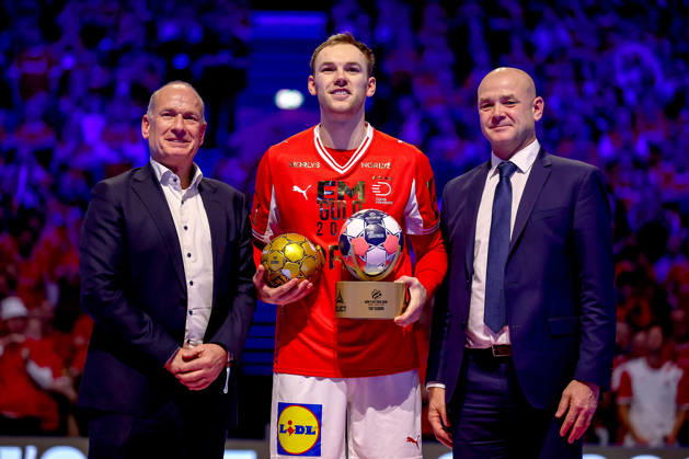 01.02.2026, Handball, Men s EHF EURO 2026, Deutschland - Dänemark, Jyske Bank Boxen in Herning: Mathias Gidsel (Denmark 19) Ehrung Auszeichnung All Stars Team der Euro2026 Most Valuable Player MVP Dänemark