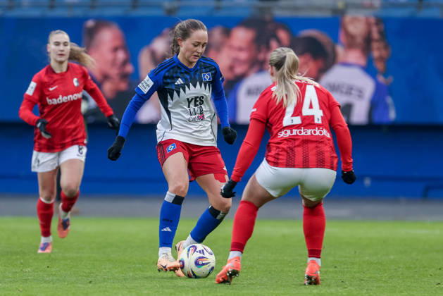v.li.: Camilla Linberg (Hamburger SV, HSV, 47) und Ingibjörg Sigurdardottir (SC Freiburg, 24) im Zweikampf, Duell, Dynamik, Aktion, Action, Spielszene, DIE DFB-RICHTLINIEN UNTERSAGEN JEGLICHE NUTZUNG VON FOTOS ALS SEQUENZBILDER UND ODER VIDEOÄHNLICHE FOTOSTRECKEN. DFB REGULATIONS PROHIBIT ANY USE OF PHOTOGRAPHS AS IMAGE SEQUENCES AND OR QUASI-VIDEO., 01.02.2026, (), Fussball, Google Pixel Frauen-Bundesliga, Hamburger SV - SC Freiburg