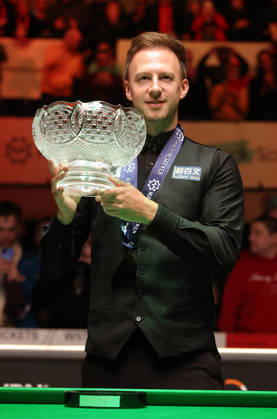 Judd Trump (ENG) gewinnt die Brandon Parker Trophy Sieger Gewinner Snooker Billard Finale Berlin German Masters 2026 im Tempodrom 01.02.2026