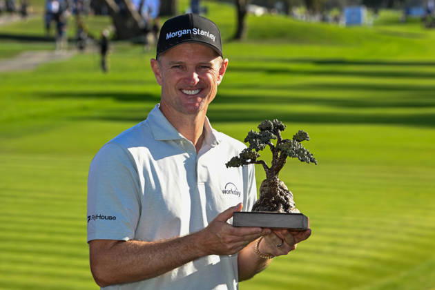 LA JOLLA, CA - FEBRUARY 01: Justin Rose (GBR) holds the trophy for winning the Farmers Insurance Open on February 1, 2026, at Torrey Pines Golf Course, La Jolla, California. (Photo by Ken Murray Icon Sportswire) GOLF: FEB 01 PGA, Golf Herren Farmers Insurance Open EDITORIAL USE ONLY Icon2602010014
