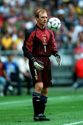 Brazil V Scotland, FIFA World Cup, WM, Weltmeisterschaft, Fussball Finals 1998 Group A Jim Leighton of Scotland on the ball during the FIFA World Cup Finals 1998 Group A match between Brazil and Scotland at Stade De France on June 10, 1998 in Saint-Denis, France. Saint-Denis Stade De France France France Copyright: xAllstarxPicturexLibraryxLtdx
