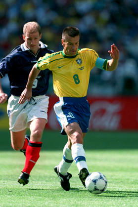Brazil V Scotland, FIFA World Cup, WM, Weltmeisterschaft, Fussball Finals 1998 Group A Carlos Dunga of Brazil on the ball during the FIFA World Cup Finals 1998 Group A match between Brazil and Scotland at Stade De France on June 10, 1998 in Saint-Denis, France. Saint-Denis Stade De France France France Copyright: xAllstarxPicturexLibraryxLtdx