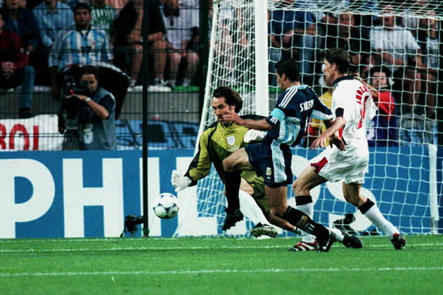 Argentina V England, FIFA World Cup, WM, Weltmeisterschaft, Fussball Finals 1998 Round Of 16 David Seaman of England and Diego Simone of Argentina challenge during the FIFA World Cup Finals 1998 Round Of 16 match between Argentina and England at Stade Geoffroy-Guichard on June 30, 1998 in Saint-Etienne, France. Saint-Etienne Stade Geoffroy-Guichard France France Copyright: xAllstarxPicturexLibraryxLtdx