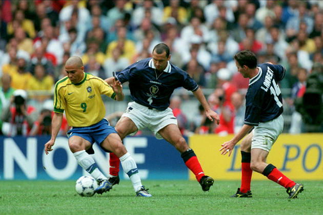 Brazil V Scotland, FIFA World Cup, WM, Weltmeisterschaft, Fussball Finals 1998 Group A Ronaldo of Brazil, Colin Calderwood of Scotland and Paul Lambert of Scotland challenge during the FIFA World Cup Finals 1998 Group A match between Brazil and Scotland at Stade De France on June 10, 1998 in Saint-Denis, France. Saint-Denis Stade De France France France Copyright: xAllstarxPicturexLibraryxLtdx