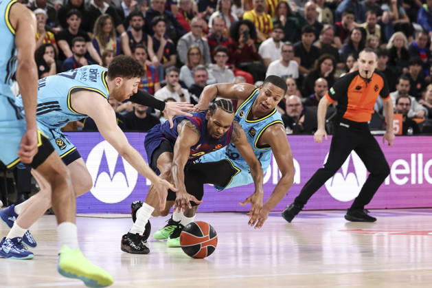 February 3, 2026, Barcelona, Barcelona, Spain: Kevin Punter of FC Barcelona, Barca and Devon Hall of Fenerbahce Beko Istanbul fight for the ball during the EuroLeague Regular Season Round 26 match played between FC Barcelona and Fenerbahce Beko Istanbul at Palau Blaugrana on February 03, 2026 in Barcelona, Spain. Barcelona Spain - ZUMAa181 20260203_zaa_a181_210 Copyright: xJavierxBorregox