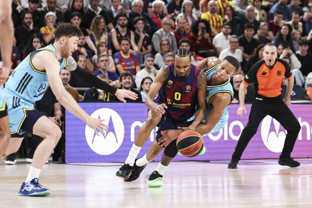 February 3, 2026, Barcelona, Barcelona, Spain: Kevin Punter of FC Barcelona, Barca and Devon Hall of Fenerbahce Beko Istanbul fight for the ball during the EuroLeague Regular Season Round 26 match played between FC Barcelona and Fenerbahce Beko Istanbul at Palau Blaugrana on February 03, 2026 in Barcelona, Spain. Barcelona Spain - ZUMAa181 20260203_zaa_a181_213 Copyright: xJavierxBorregox
