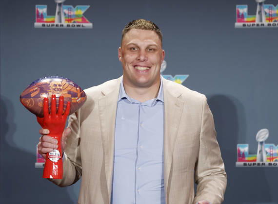 Denver Broncos Garett Bolles wins the Alan Page Community Award at the NFLPA press conference, PK, Pressekonferenz in the days leading up to Super Bowl LX in San Francisco on Tuesday, February 3, 2026. The New England Patriots will play the Seattle Seahawks in Super Bowl LX at Levi s Stadium in Santa Clara on Sunday, February 8, 2026.  SBP20260203140 JOHNxANGELILLO