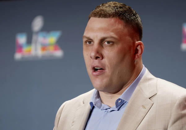 Denver Broncos Garett Bolles wins the Alan Page Community Award at the NFLPA press conference, PK, Pressekonferenz in the days leading up to Super Bowl LX in San Francisco on Tuesday, February 3, 2026. The New England Patriots will play the Seattle Seahawks in Super Bowl LX at Levi s Stadium in Santa Clara on Sunday, February 8, 2026.  SBP20260203141 JOHNxANGELILLO