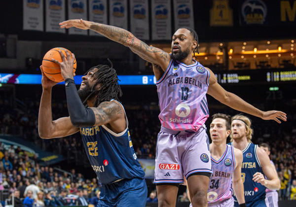 Basketball, Herren, Saison 2025 2026, Basketball Champions League (Round of 16, Gruppe J), Alba Berlin - Karditsa Iaponiki, v.l. Warren Washington (Karditsa), J wan Roberts (Alba), 04.02.2026, Copyright: xSebastianxRäppold MatthiasxKochx