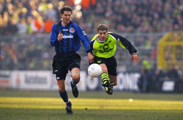 Fussball, Bundesliga, Deutschland, Herren, Saison 1995 1996, Westfalenstadion Dortmund, Bor. Dortmund - FC St. Pauli 1:0; Lars Ricken (BVB), Dirk Dammann (STP). Aktion
