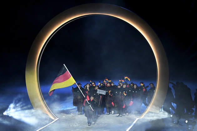 SCHMID Katharina Team Deutschland Fahnenträgerin der Deutschen Mannschaft in Predazzo Olympische Eroeffnungsfeier 2026 in Predazzo Olympics - Olympische Winterspiele 2026 Mailand - Cortina 06 - 22 Februar 2026 in Italien am 06.02.2026 in Predazzo