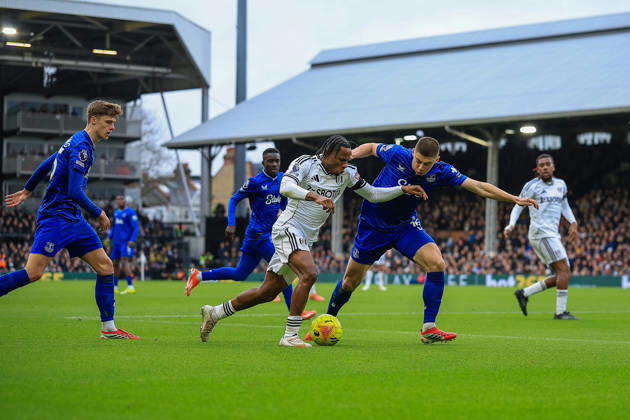 Fulham v Everton, Premier League Fulham Forward Samuel Chukwueze (19) battles for the ball with Defender Vitaliy Mykolenko (16) during the Premier League match between Fulham and Everton at Craven Cottage, London, UK on 7 February 2026. Editorial use only DataCo restrictions apply See www.football-dataco.com , Copyright: xChrisxFoxwellx PSI-23698-0039