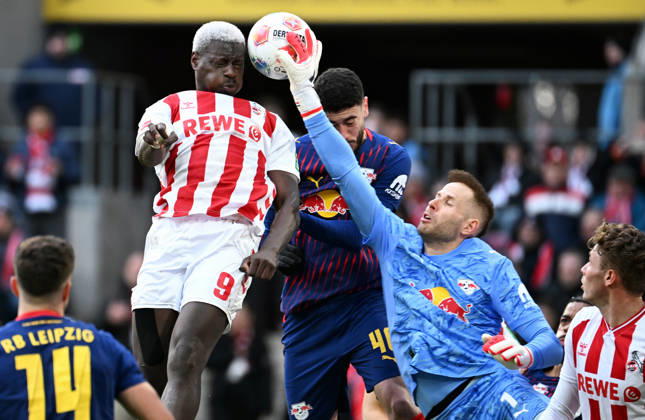 Fussball, Bundesliga, Deutschland, Herren, Saison 2025 2026, 21. Spieltag, Rhein Energie Stadion Köln, 1. FC Köln - RB Leipzig; Peter Gulacsi (RBL), Ragnar Ache (KOE), Romulo (RBL). Aktion