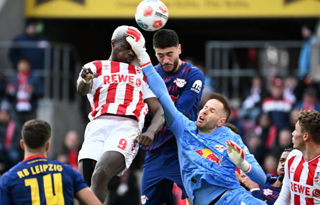 Fussball, Bundesliga, Deutschland, Herren, Saison 2025 2026, 21. Spieltag, Rhein Energie Stadion Köln, 1. FC Köln - RB Leipzig; Peter Gulacsi (RBL), Ragnar Ache (KOE), Romulo (RBL). Aktion