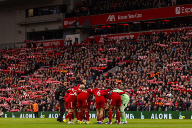 Football - FA Premier League - Liverpool FC v Manchester City FC LIVERPOOL, ENGLAND - Sunday, February 8, 2026: Liverpool s players form a pre-match huddle before the FA Premier League match between Liverpool FC and Manchester City FC at Anfield. (Photo by David Rawcliffe Propaganda) LIVERPOOL Anfield MERSEYSIDE ENGLAND Copyright: xDavidxRawcliffex P2026-02-08-Liverpool_Man_City-24
