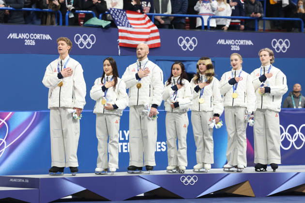 February 8, 2026, Milan, Lombardy, Italy: EVAN BATES, MADISON CHOCK, DANNY O SHEA, ELLIE KAM, ALYSA LIU, AMBER GLENN and ILIA MALININ of Team USA celebrate with the gold medal during the Victory Ceremony of the Figure skating, Eiskunstlauf Team Event at the Milano Cortina 2026 Winter Olympic Games, Olympische Spiele, Olympia, OS Olympics 2026: Milano Cortina: Figure Skating Team Event - ZUMAc179 20260208_oly_c179_089 Copyright: xMickaelxChavetx