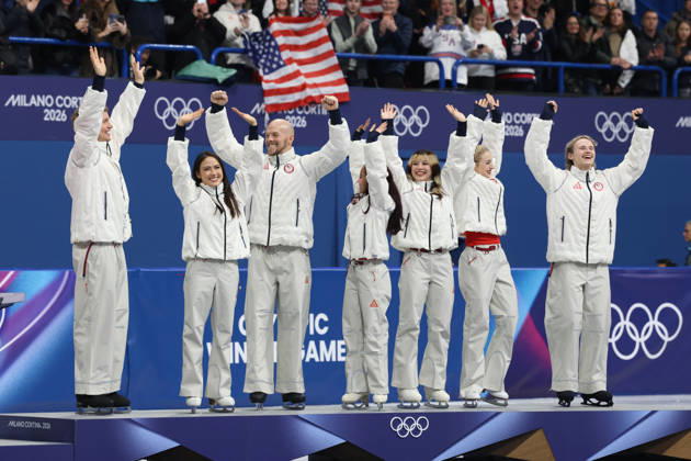 February 8, 2026, Milan, Lombardy, Italy: EVAN BATES, MADISON CHOCK, DANNY O SHEA, ELLIE KAM, ALYSA LIU, AMBER GLENN and ILIA MALININ of Team USA celebrate with the gold medal during the Victory Ceremony of the Figure skating, Eiskunstlauf Team Event at the Milano Cortina 2026 Winter Olympic Games, Olympische Spiele, Olympia, OS Milan Italy - ZUMAc179 20260208_oly_c179_094 Copyright: xMickaelxChavetx