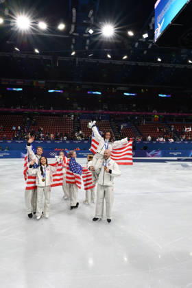 February 8, 2026, Milan, Lombardy, Italy: EVAN BATES, MADISON CHOCK, DANNY O SHEA, ELLIE KAM, ALYSA LIU, AMBER GLENN and ILIA MALININ of Team USA celebrate winning the gold medal during the Victory Ceremony of the Figure skating, Eiskunstlauf Team Event at the Milano Cortina 2026 Winter Olympic Games, Olympische Spiele, Olympia, OS Olympics 2026: Milano Cortina: Figure Skating Team Event - ZUMAc179 20260208_oly_c179_102 Copyright: xMickaelxChavetx