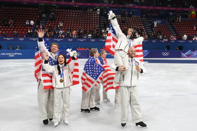 February 8, 2026, Milan, Lombardy, Italy: EVAN BATES, MADISON CHOCK, DANNY O SHEA, ELLIE KAM, ALYSA LIU, AMBER GLENN and ILIA MALININ of Team USA celebrate winning the gold medal during the Victory Ceremony of the Figure skating, Eiskunstlauf Team Event at the Milano Cortina 2026 Winter Olympic Games, Olympische Spiele, Olympia, OS Olympics 2026: Milano Cortina: Figure Skating Team Event - ZUMAc179 20260208_oly_c179_103 Copyright: xMickaelxChavetx