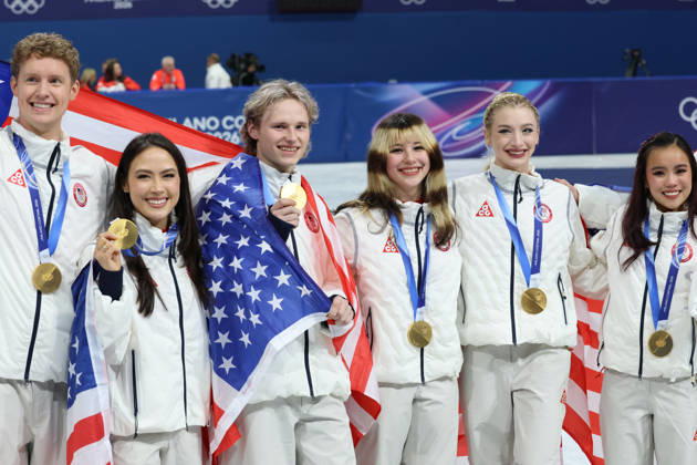 February 8, 2026, Milan, Lombardy, Italy: EVAN BATES, MADISON CHOCK, DANNY O SHEA, ELLIE KAM, ALYSA LIU, AMBER GLENN and ILIA MALININ of Team USA celebrate winning the gold medal during the Victory Ceremony of the Figure skating, Eiskunstlauf Team Event at the Milano Cortina 2026 Winter Olympic Games, Olympische Spiele, Olympia, OS Olympics 2026: Milano Cortina: Figure Skating Team Event - ZUMAc179 20260208_oly_c179_105 Copyright: xMickaelxChavetx
