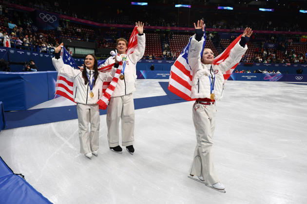February 8, 2026, Milan, Lombardy, Italy: MADISON CHOCK, EVAN BATES and AMBER GLENN of Team USA celebrate with the gold medal during the Victory Ceremony of the Figure skating, Eiskunstlauf Team Event at the Milano Cortina 2026 Winter Olympic Games, Olympische Spiele, Olympia, OS Milan Italy - ZUMAc179 20260208_oly_c179_112 Copyright: xMickaelxChavetx
