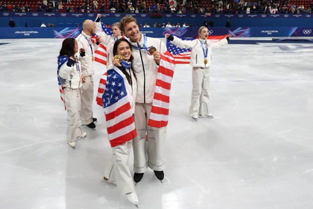 February 8, 2026, Milan, Lombardy, Italy: EVAN BATES, MADISON CHOCK, DANNY O SHEA, ELLIE KAM, ALYSA LIU, AMBER GLENN and ILIA MALININ of Team USA celebrate winning the gold medal during the Victory Ceremony of the Figure skating, Eiskunstlauf Team Event at the Milano Cortina 2026 Winter Olympic Games, Olympische Spiele, Olympia, OS Olympics 2026: Milano Cortina: Figure Skating Team Event - ZUMAc179 20260208_oly_c179_109 Copyright: xMickaelxChavetx