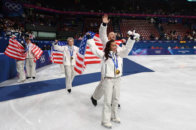 February 8, 2026, Milan, Lombardy, Italy: EVAN BATES, MADISON CHOCK, DANNY O SHEA, ELLIE KAM, ALYSA LIU, AMBER GLENN and ILIA MALININ of Team USA celebrate winning the gold medal during the Victory Ceremony of the Figure skating, Eiskunstlauf Team Event at the Milano Cortina 2026 Winter Olympic Games, Olympische Spiele, Olympia, OS Olympics 2026: Milano Cortina: Figure Skating Team Event - ZUMAc179 20260208_oly_c179_123 Copyright: xMickaelxChavetx