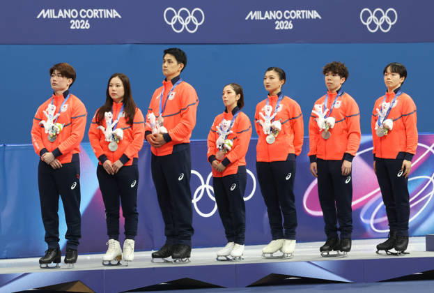 February 8, 2026, Milan, Lombardy, Italy: YUMA KAGIYAMA, SATO SHUN, MIURA RIKU, KIHARA RYUICHI, YOSHIA UTANA, MASAYA MORITA and SAKAMOTO KAORI of Team Japan celebrate winning the silver medal during the Victory Ceremony of the Figure skating, Eiskunstlauf Team Event at the Milano Cortina 2026 Winter Olympic Games, Olympische Spiele, Olympia, OS Olympics 2026: Milano Cortina: Figure Skating Team Event - ZUMAc179 20260208_oly_c179_132 Copyright: xMickaelxChavetx