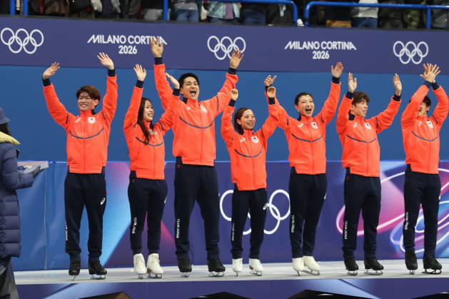 February 8, 2026, Milan, Lombardy, Italy: YUMA KAGIYAMA, SATO SHUN, MIURA RIKU, KIHARA RYUICHI, YOSHIA UTANA, MASAYA MORITA and SAKAMOTO KAORI of Team Japan celebrate winning the silver medal during the Victory Ceremony of the Figure skating, Eiskunstlauf Team Event at the Milano Cortina 2026 Winter Olympic Games, Olympische Spiele, Olympia, OS Olympics 2026: Milano Cortina: Figure Skating Team Event - ZUMAc179 20260208_oly_c179_137 Copyright: xMickaelxChavetx