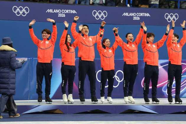 February 8, 2026, Milan, Lombardy, Italy: YUMA KAGIYAMA, SATO SHUN, MIURA RIKU, KIHARA RYUICHI, YOSHIA UTANA, MASAYA MORITA and SAKAMOTO KAORI of Team Japan celebrate winning the silver medal during the Victory Ceremony of the Figure skating, Eiskunstlauf Team Event at the Milano Cortina 2026 Winter Olympic Games, Olympische Spiele, Olympia, OS Olympics 2026: Milano Cortina: Figure Skating Team Event - ZUMAc179 20260208_oly_c179_138 Copyright: xMickaelxChavetx