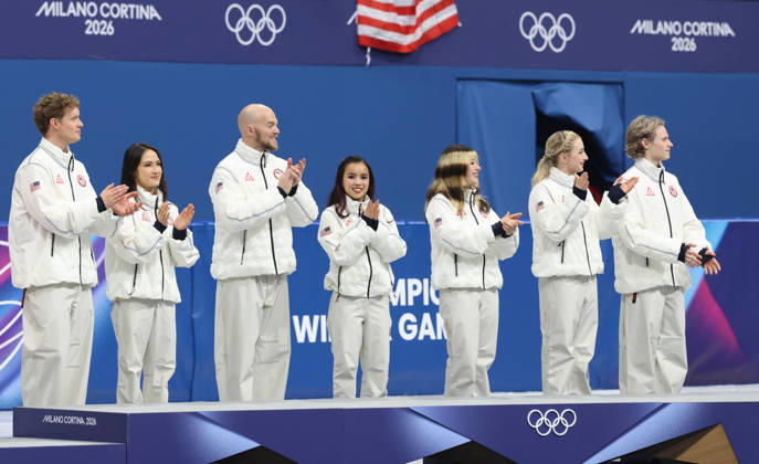 February 8, 2026, Milan, Lombardy, Italy: EVAN BATES, MADISON CHOCK, DANNY O SHEA, ELLIE KAM, ALYSA LIU, AMBER GLENN and ILIA MALININ of Team USA celebrate winning the gold medal during the Victory Ceremony of the Figure skating, Eiskunstlauf Team Event at the Milano Cortina 2026 Winter Olympic Games, Olympische Spiele, Olympia, OS Olympics 2026: Milano Cortina: Figure Skating Team Event - ZUMAc179 20260208_oly_c179_141 Copyright: xMickaelxChavetx