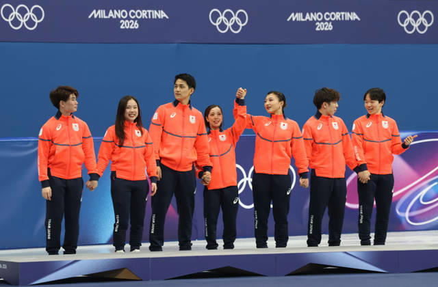 February 8, 2026, Milan, Lombardy, Italy: YUMA KAGIYAMA, SATO SHUN, MIURA RIKU, KIHARA RYUICHI, YOSHIA UTANA, MASAYA MORITA and SAKAMOTO KAORI of Team Japan celebrate winning the silver medal during the Victory Ceremony of the Figure skating, Eiskunstlauf Team Event at the Milano Cortina 2026 Winter Olympic Games, Olympische Spiele, Olympia, OS Olympics 2026: Milano Cortina: Figure Skating Team Event - ZUMAc179 20260208_oly_c179_140 Copyright: xMickaelxChavetx