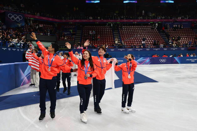 February 8, 2026, Milan, Lombardy, Italy: YUMA KAGIYAMA, SATO SHUN, MIURA RIKU, KIHARA RYUICHI, YOSHIA UTANA, MASAYA MORITA and SAKAMOTO KAORI of Team Japan celebrate winning the silver medal during the Victory Ceremony of the Figure skating, Eiskunstlauf Team Event at the Milano Cortina 2026 Winter Olympic Games, Olympische Spiele, Olympia, OS Milan Italy - ZUMAc179 20260208_oly_c179_128 Copyright: xMickaelxChavetx